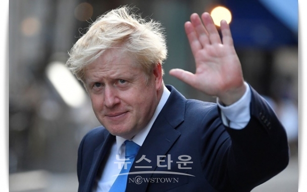 존슨 총리는 의회에서 오는 12월 12일 총선거 실시를 요구하는 동의서를 28일 보내겠다고 밝혔다. 그가 총선을 앞당기는 것을 제안하는 것은 3번째가 된다. 과거 두 차례의 제안은 의회에서 부결됐다. 먼저 합의 없는 브렉시트(no deal brexit)피할 길을 확보해 보겠다는 반대론이 우세했기 때문이다.