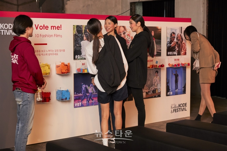 지난 24~26일, 성수동 레이어 57에서 개최된 2020 S/S 패션코드 앤 페스티벌에서 참관객들이 패션 필름 전시를 관람하고 있다. / 고득용기자 ⓒ뉴스타운