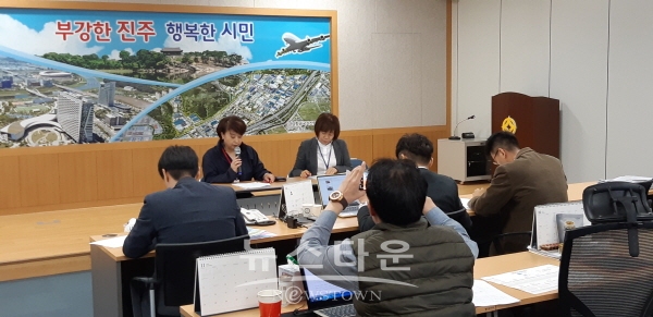 진주시보건소 관계자들이 시책설명회를 하고 있다.