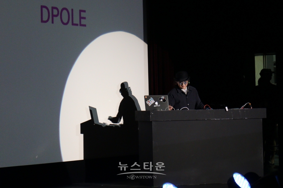 뮤지션 겸 미디어 아티스트 디폴의 축하 공연 / 고득용기자 ⓒ뉴스타운