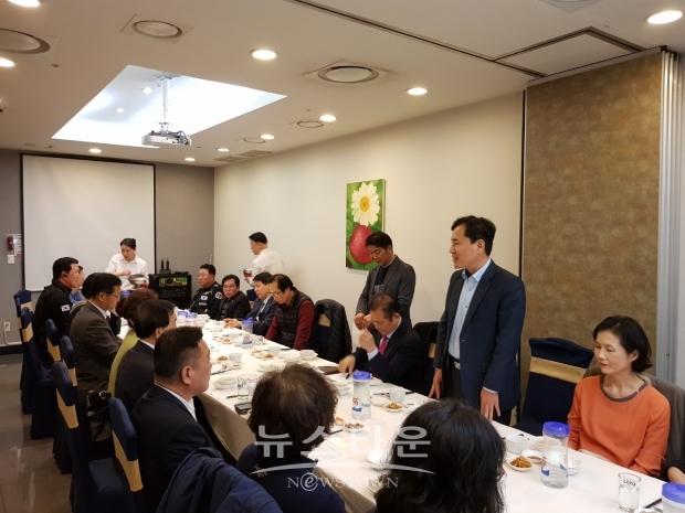 한국당 김진태 의원이 자유민주주의(우파)세력 각 지역의 리더들과 간담회를 가지고 있다.