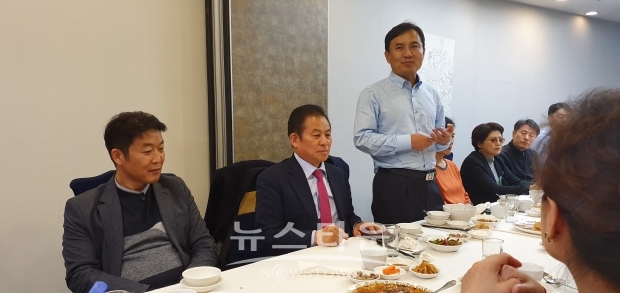 김진태 의원이 자유민주주의(우파)세력 각 지역의 리더에게 항쟁을 이어가야 한다고 부탁당부 인사말을 하고 있다.