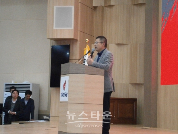 당원들에 대해 연설중인 황교안 대표
