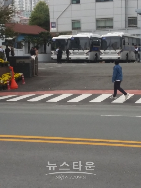이날 출동한 경찰 병력을 수송하는 경찰버스 3대가 창원지법 마산지원 주차장에 주차 해 있다