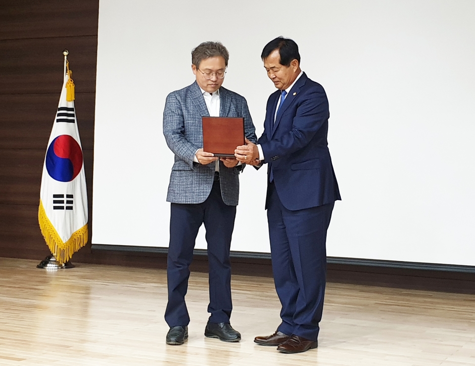 송기헌의원에게 감사패를 전달하고있다