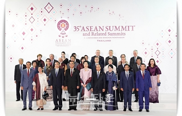 지난해 대법원의 강제징용 판결과 일본의 한국에 대한 수출규제 강화 및 한일군사정보보호협정(지소미아. GSOMIA) 종료 결정 등 한일관계가 냉각된 상황에서 문재인 대통령과 아베 신조 일본 총리가 3일 조우한 데 이어 이날 대면할지도 주목된다.