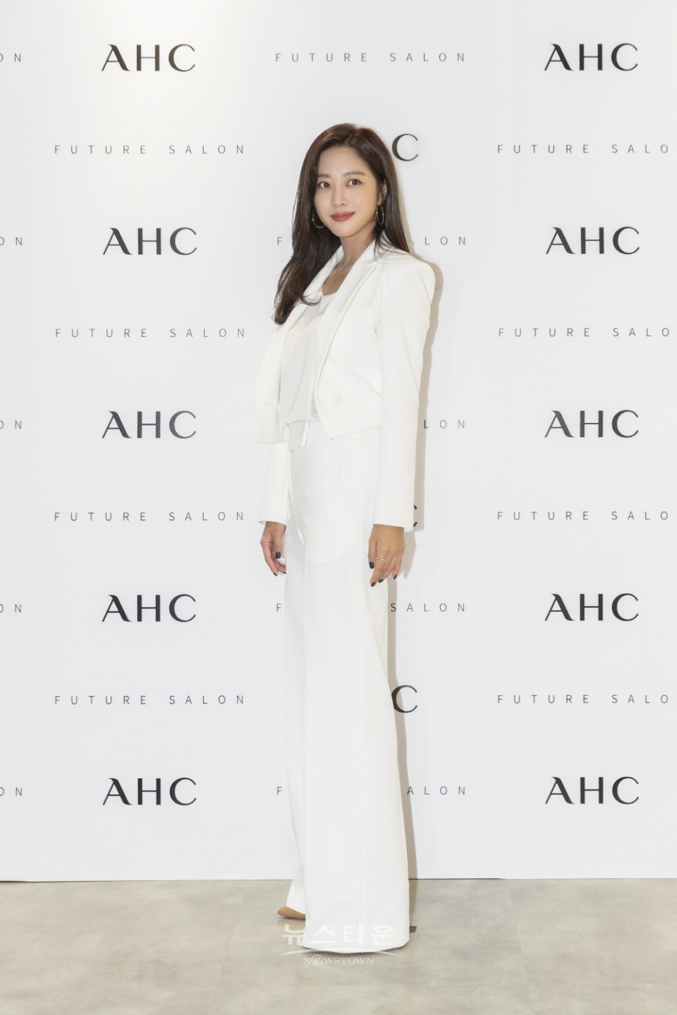 AHC의 브랜드 앰버서더로 활동 중인 배우 조보아가 4일, AHC 플래그쉽 스토어 퓨처 살롱(Future Salon)’포토월에 서서 밝은 미소를 보이고 있다. / 고득용기자 ⓒ뉴스타운