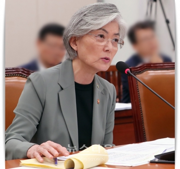 강경화 장관은 “일본의 수출 규제로 인해 촉발된 안보환경의 변화 속에서 내릴 수밖에 없는 결정이었다”고 거듭 강조하고, “기본 전제가 돼야 할 일본 측의 수출 규제 조치에 대한 철회가 아직은 없는 상황이어서 우리 입장을 지키고 있다”고 강조했다.