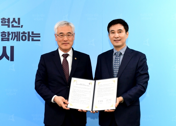화성시와 기상청 업무협약 체결 기념촬영 모습.왼쪽부터 김종석 기상청장. 서철모 화성시장