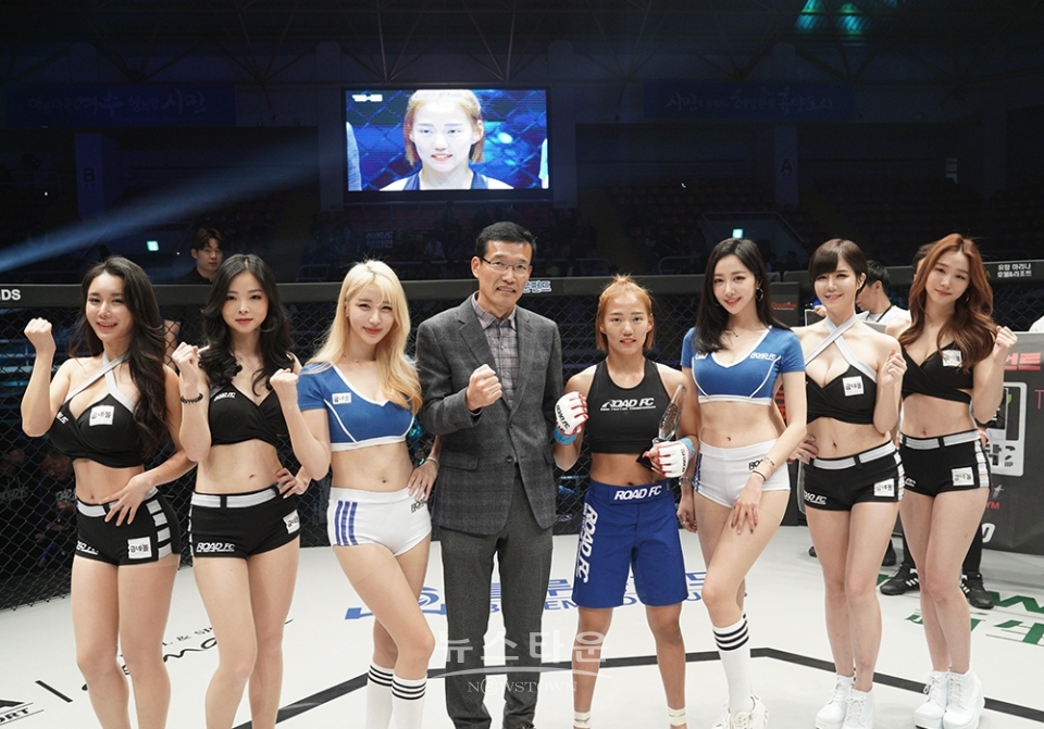2경기 이은정 VS 박지수2nd STRAWWEIGHT BOUTLEE EUN-JUNG VS PARK JI-SUPARK JI-SU defeats LEE EUN-JUNG by TKO(Punch) at 1R 0:25