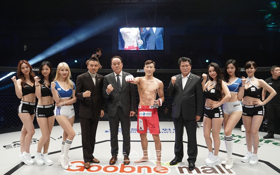 6경기 박석한 VS 김성오 / 6th BANTAMWEIGHT BOUTPARK SEOK-HAN VS KIM SUNG-OHKIM SUNG-OH defeats PARK SEOK-HAN by TKO(Punch) at 1R 2:45 / 고득용기자 ⓒ뉴스타운