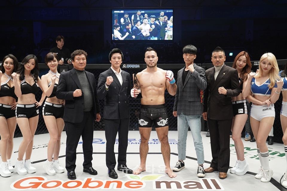 4경기 최원준 VS 엔히케 시게모토, HENRIQUE SHIGUEMOTO가 1R 0:29에서 KO (펀치)에 의해 최원준에 승리했다.