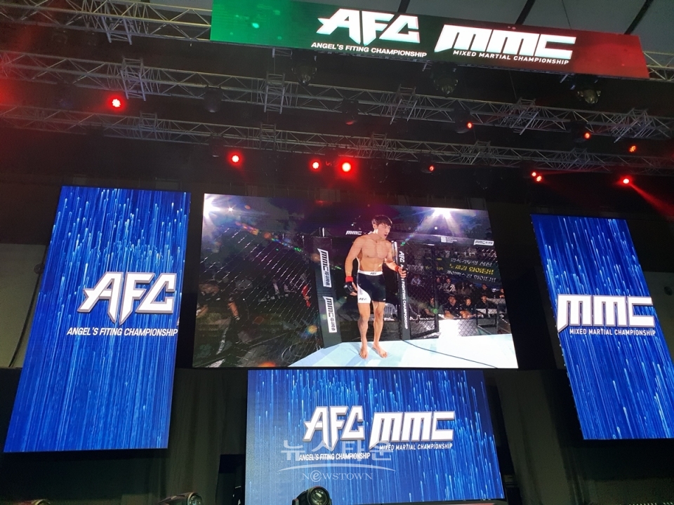 엔젤스 파이팅 챔피언쉽13(AFC) 메인매치 경기가 김회길 선수의 등장과 함께 시작되었다.