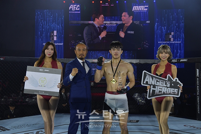 대회를 성공적으로  주관한 박호준 AFC대표와 화끈한 경기를 보여준 코리아좀비 MMA 박재현 선수