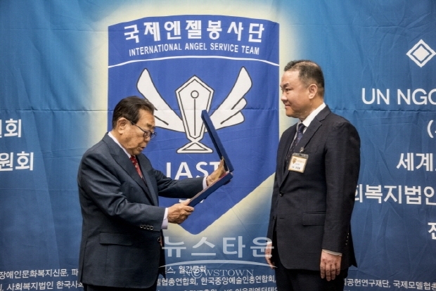 뉴스타운 손상윤 회장 대한민국을 빛낸 자랑스런 인물 봉사대상 수상(김한정 기자)