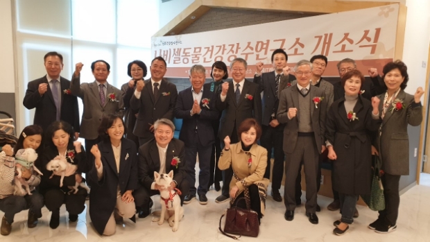 개소식을 마친 라정찬 박사(아랫줄 오른쪽에서 두번째) 등 참석자들이 연구소 앞에서 성공적인 연구 활동을 다짐하며 기념촬영을 했다.