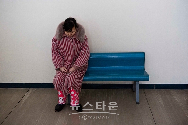 평양의 한 산부인과에서 대기중인 북한여성(사진-AP)