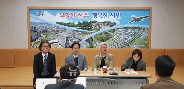 진주시청 브리핑룸에서 기자회견하고 있는 울리히 빈트푸르 지휘자(좌측 세번째)