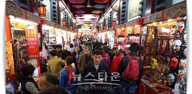 2019년 7~9월기 국내총생산(GDP)성장률은 6.0%로 2기 연속 둔화되면서, 1992년 이후 27년 만에 가장 낮은 수준을 갱신했다. 앞으로도 악화가 계속될 것으로 예상되고 있어, 중국정부가 한층 더 금융 완화나 인프라투자 등에 나설 가능성이 제기되고 있다.