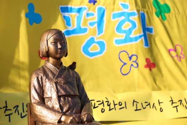호주 멜버른 한인회관 앞에 세워진 평화의 소녀상 모습