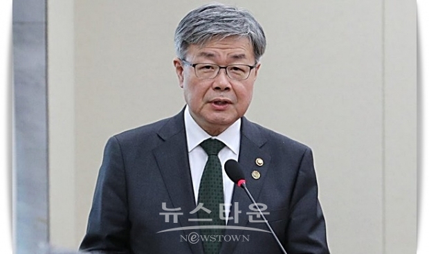 이재갑 장관은 이날 “탄력근로제 개선 등 입법이 안 될 경우 주 52시간제 취지를 훼손하지 않는 범위 안에서 현장에서 가장 어려움을 겪고 있는 부분을 중심으로 정부가 할 수 있는 모든 조치를 추진하겠다”면서 “중소기업이 주 52시간제 준비에 차질이 없도록 전체 50~299인 기업에 계도기간을 부여하겠다”고 밝혔다.