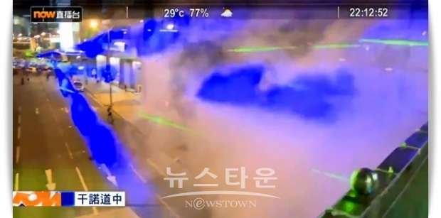 홍콩 시위대들이 경찰의 얼굴 인식을 방해하기 위해 레이저 투시기를 이용, 레이저를 쏘고 있다