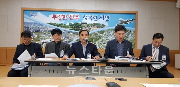 맑은물사업소 관계자들이 시청 브리핑룸에서 상하수도분야 주요시책 설명회를 하고 있다.