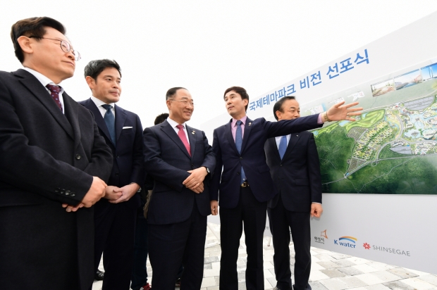 비전선포식에서 현장을 시찰하고 있는 주요 내빈들 모습. 왼쪽부터 이재명 경기도지사. 정용진 신세계그룹 부회장. 홍남기 경제부총리. 서철모 화성시장. 이학수 수자원공사 사장