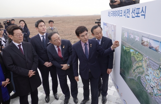 비전선포식에서 현장을 시찰하고 있는 주요 내빈들 모습. 왼쪽부터 이재명 경기도지사. 정용진 신세계그룹 부회장. 홍남기 경제부총리. 서철모 화성시장. 이학수 수자원공사 사