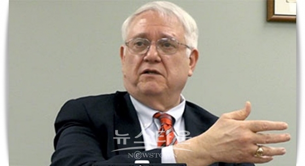 존 햄리(John Hamre) 미국 전략국제문제연구소(CSIS)소장(위 사진)은 “한국이 미국에 무엇인가를 빚지고 있다는 전제로 시작해서는 안 된다”면서 “미국은 미국의 국익을 위해 미군을 주둔시키고 있다”고 강조하고, “얼마의 금액이 적정한지는 모르겠으나, 한국은 현재 약 10억 달러(약 1조 1700억 원)분담하고 있고, 이는 괜찮은 금액이라고 생각한다”고 말했다.