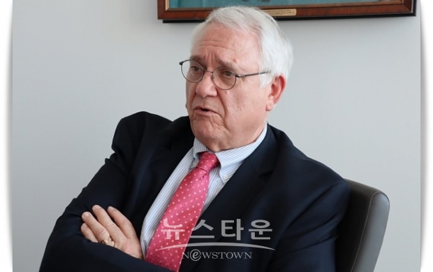 존 햄리(John Hamre) 미국 전략국제문제연구소(CSIS) 소장은 “북한이 얼마나 구체적인 비핵화 조치를 취하느냐에 달렸다”며 “북한은 핵 시설 신고서를 제출하는 것을 거부하고 있고, 양측은 아직 비핵화 정의에 합의하지 못했다. 북한은 미국과 진지한 대화를 하려는 의도가 애초부터 없었다”고 지적했다.