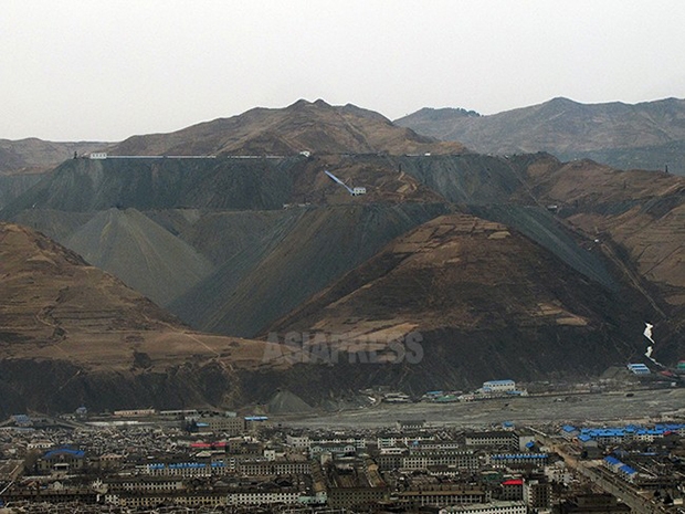 중국측에서 본 무산 광산. 아시아프레스