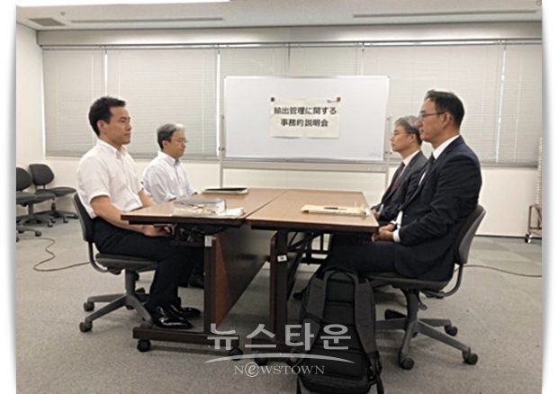 일본 정부의 일방적인 한국에 대한 수출 규제 강화 조치 이후 한일 과장급 첫 실무회의에 참석한 산업통상자원부의 전찬수 무역안보과장(오른쪽부터)·한철희 동북아 통상과장이 지난 7월 12일 도쿄 지요다구 경제산업성 별관에서 일본 측 대표인 이와마쓰 준 무역관리과장(왼쪽부터)·이가리 가쓰로 안전보장무역관리과장과 마주 앉아 있다
