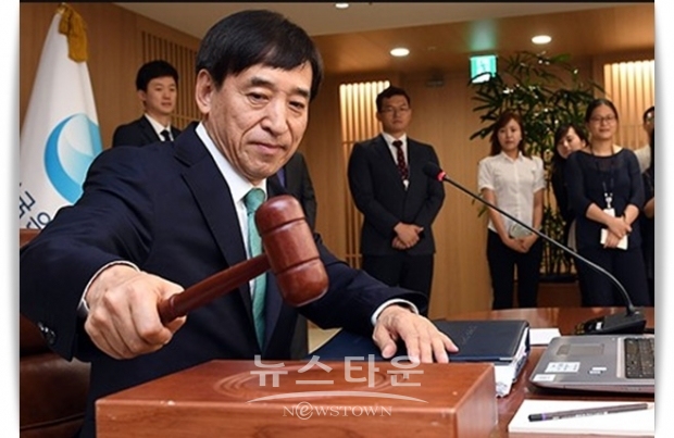 한국은행은 또 소비자물가 상승률은 지난 10월 0%를 나타내, 한은의 물가안정목표 2%에 크게 미치지 못하고 있다. 다만, 8~9월 마이너스 물가상승률로 촉발되었던 디플레이션 우려는 다소 누그러진 분위기이다.  / 이주열 한국은행 총재