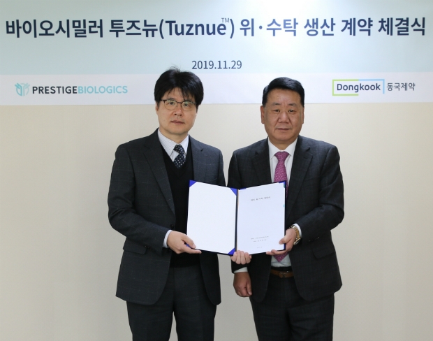 지난 달 29일 진행된 바이오시밀러 투즈뉴(TuznueTM) 위.수탁 생산 계약 체결식. 프레스티지바이오로직스 이문재 대표이사(왼쪽), 동국제약 오흥주 대표이사(오른쪽)