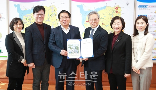 아산시가 남서울대학교 산학협력단과 지난 12월 4일 아산시육아종합지원센터 운영을 위한 협약식을 가졌다.