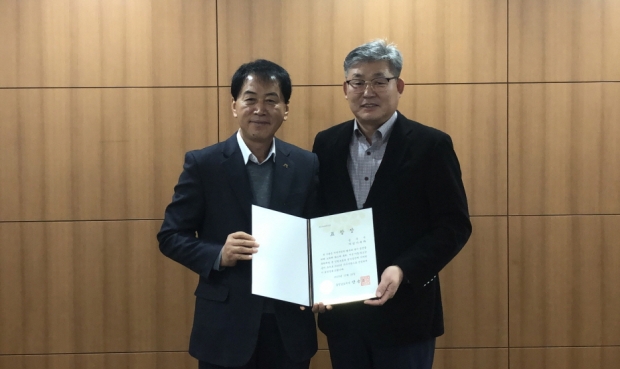 왼쪽부터 윤부한 공주시 여성가족과장, 류재승 충청남도 여성가족정책관