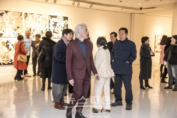 피에르 마리 브리쏭(Pierre-Marie Brisson), 희망의 망고나무(대표이사 이광희)에 작품 기증(김한정 기자)