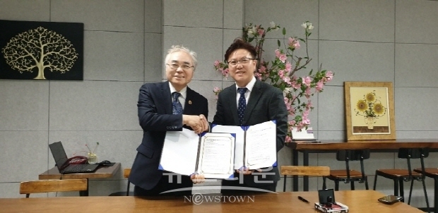 박상원 총회장과 김창인 대표가 업무협약 체결 후에 기념사진을 찍고 있다.(김한정 기자)