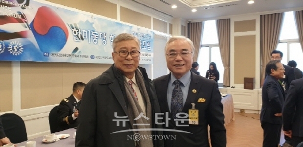 박상원 총회장과 김창인 대표가 업무협약 체결 후에 기념사진을 찍고 있다.(김한정 기자)