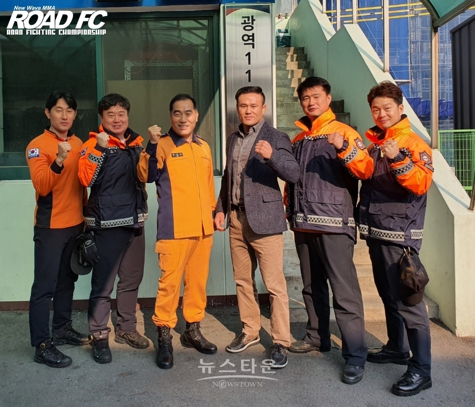 충북광역119특수구조단 한종욱 단장 (왼쪽에서 세 번째), 신동국 / 고득용기자 ⓒ뉴스타운
