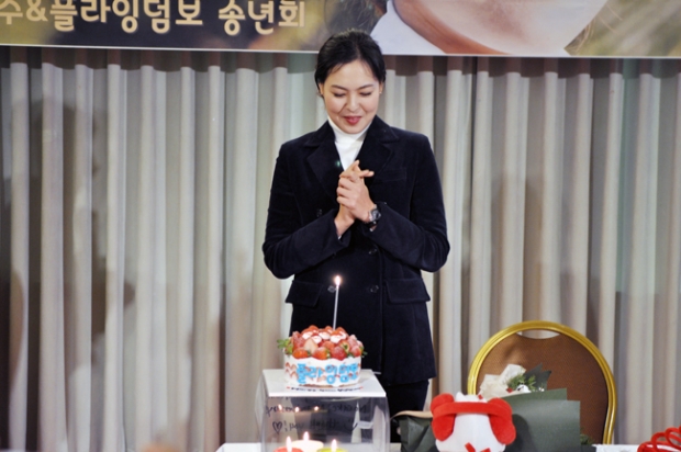 “안녕2019! 부탁해2020! 플덤”과 함께하는 팬미팅 현장 전인지선수는 올한해와 내년을 부탁해라는 주제로 감사의 기도를 하고 있는 모습