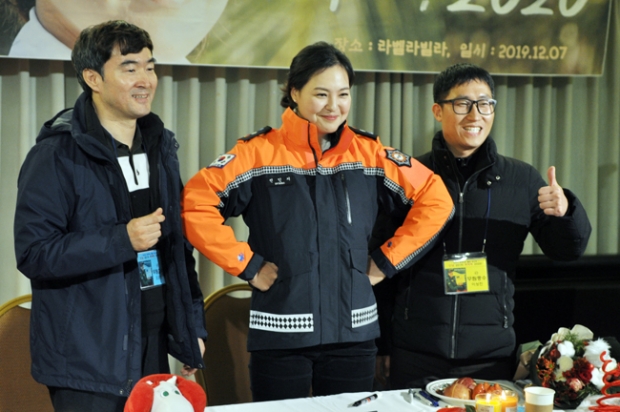 “안녕2019! 부탁해2020! 플덤”과 함께하는 팬미팅 현장 현직 소방관을 활동중인 닉네임 무림고수님과 무림중수님 팬미팅송년회에서 미녀골퍼 전인지선수가 아닌 미녀 전인지 소방관으로 변신으로 한결 덤보의 모습으로 웃음을 자아내고 있다.