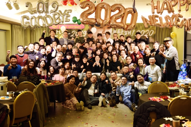 “안녕2019! 부탁해2020! 플덤”과 함께하는 팬미팅 현장 단체사짐 모습