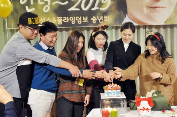 '안녕2019! 부탁해2020! 플덤'과 함께하는 팬미팅 현장 올 한해 감사의 마음으로 케잌 절단식이 있었다. 사진 좌측으로부터 카페 운영자 닉네임 지인은승우.오제이씽.다소니.꼬마.전인지(덤보).쁘이맘님