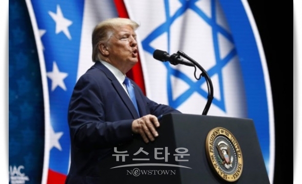 트럼프 정부는 행정명령을 통해 대학 캠퍼스에서의 반(反)이스라엘 정서와 이스라엘에서 투자를 철수를 호소하는 운동에 맞서게 하자는 것이라고 한다. 트럼프 대통령의 철저한 친이스라엘 입장을 다시 한 번 드러내는 서명이다.