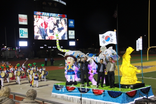 미국 텍사스주 맥알렌 홀리데이 퍼레이드 참가한 진주시