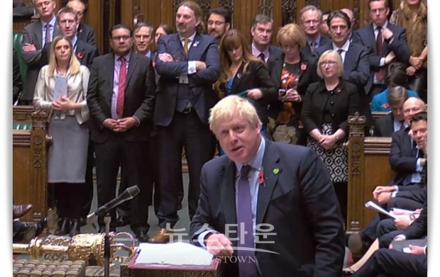 BBC방송에 따르면, 보수당의 의석 예측은 363석으로 기존의 298석에서 대폭 늘리는 과반수(326석)을 웃도는 것이다. 최대 야당인 노동당은 191석으로 기존 의석수에서 52석이 줄어들 것으로 전망됐다. 또 지역정당인 스코틀랜드 민족당(SNP)은 55석, 야당인 ‘자유민주당’은 13석으로 내다보인다.