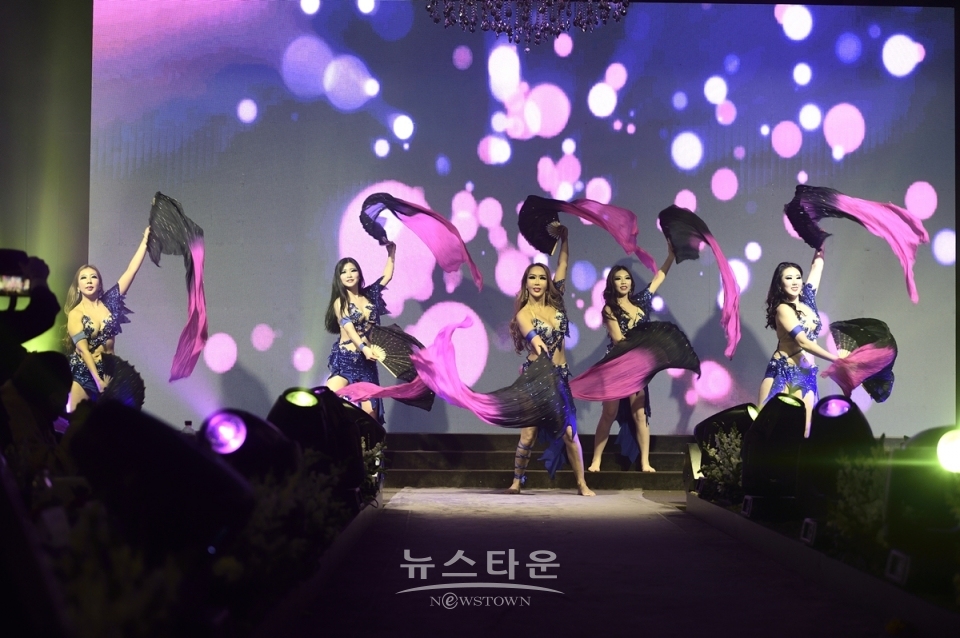 아름다운 라스샬루이 서성희 무용단의 축하 공연도 대회장의 흥을 돋우었다.