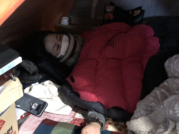 통일부 청사 앞에서 12일째 항의단식을 이어가던 탈북민 김태희 씨. 자유북한방송 캡처